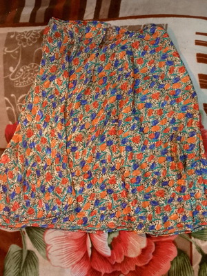 Floral tulip print skirt with pearl button