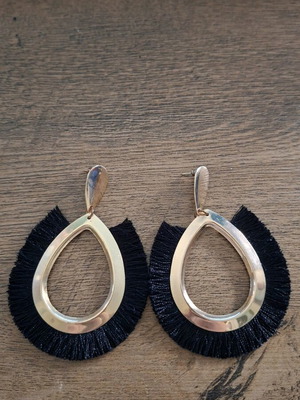 Earrings like new, black with gold color