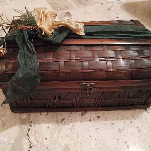 Chest used for drinks and gifts