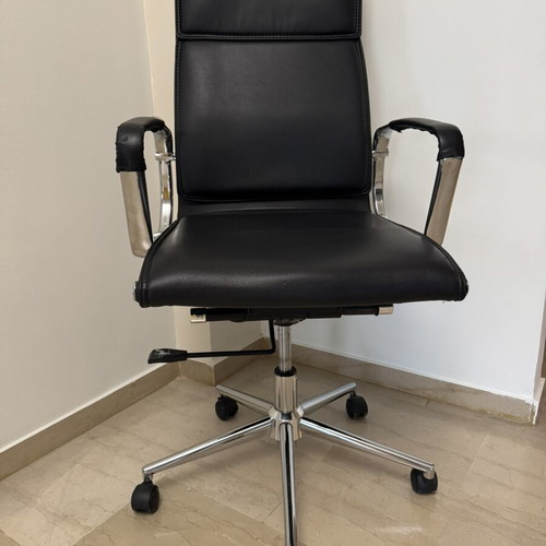 Woodwell Office Chair Synthetic Leather like new, black