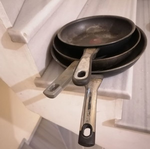 3 τηγανια tefal  διδονται 34..θελουν καθαρισμα