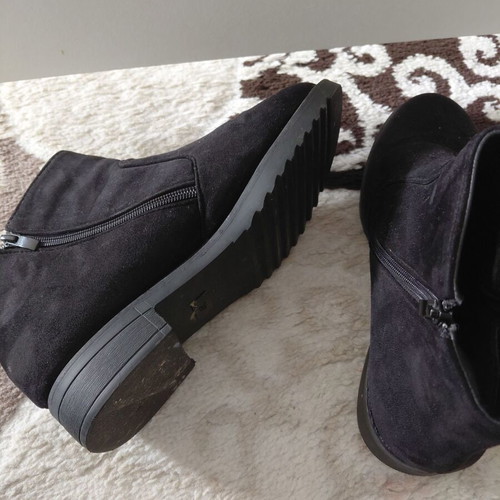 Suede boots size 38 like new with inner fur black