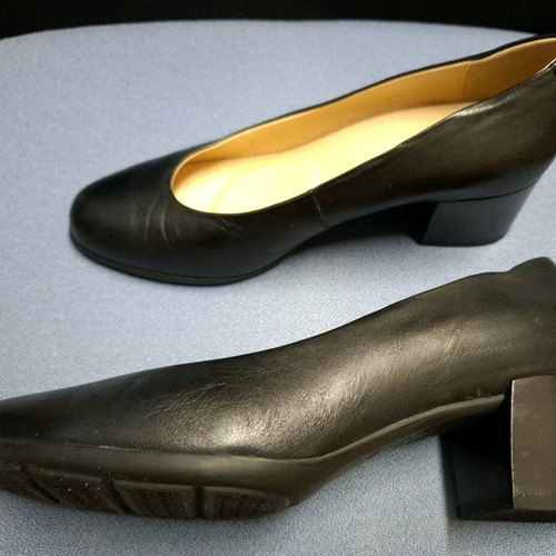 Geox black leather pumps 38.5 like new with comfortable 6cm heel