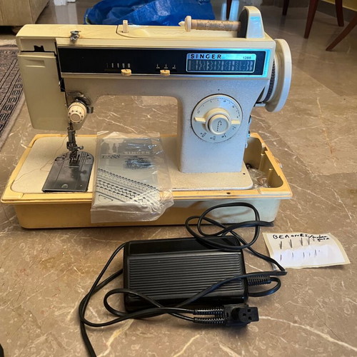 Singer sewing machine full extra like new with all accessories