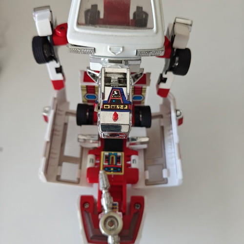 Transformers Diaclone Ambulance Ratchet used with accessories