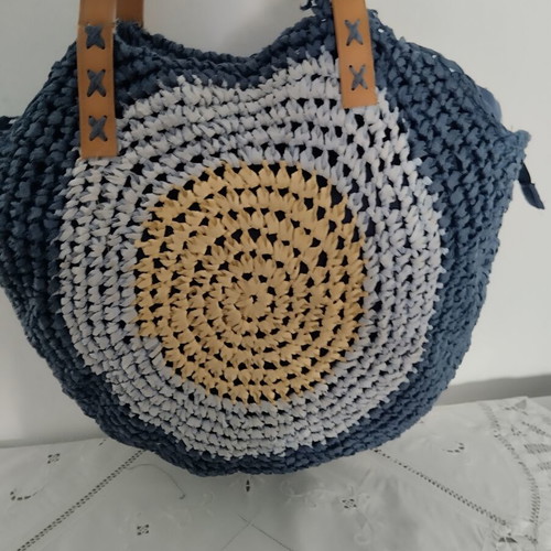Straw Shoulder Bag like new, spacious with zipper and inner pocket
