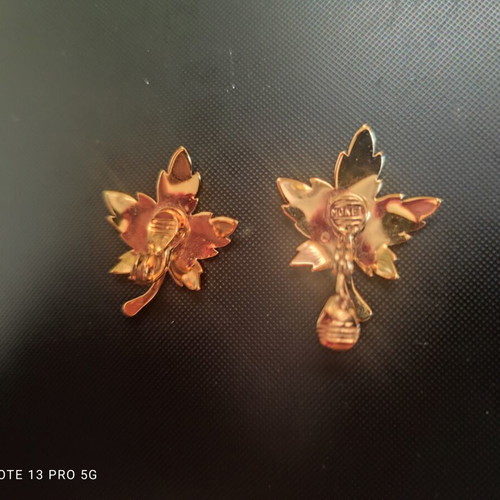 Monet vintage maple leaf earrings like new with clip-on