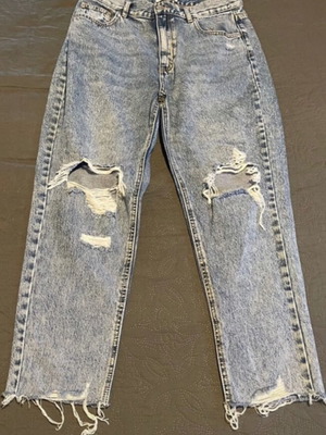 Γυναικείο τζιν παντελόνι Pull & Bear σε acid wash σαν καινούργιο με σκισίματα στα γόνατα