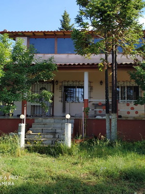 Διώροφη εξοχική μονοκατοικία επιπλωμένη με 2 υπνοδωμάτια και αποθήκη σε οικόπεδο 5 στρεμμάτων