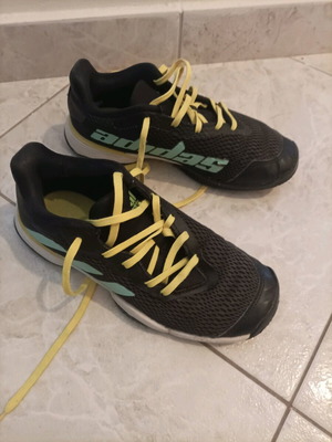 Παιδικό αθλητικό παπούτσι Adidas μεταχειρισμένο, νούμερο 36, μαύρο