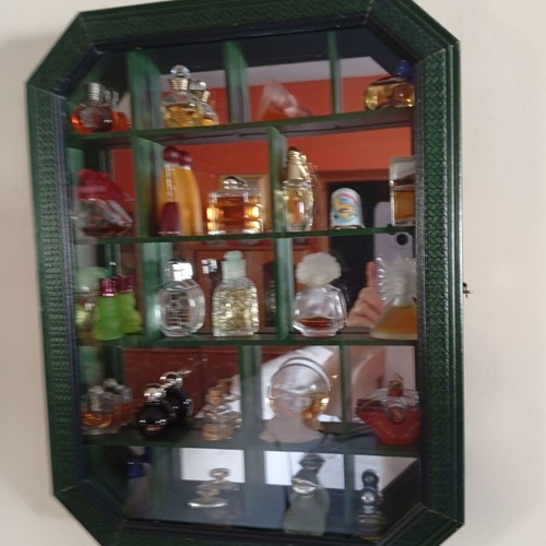 Mini perfumes like new, 54 pieces with display cases gift