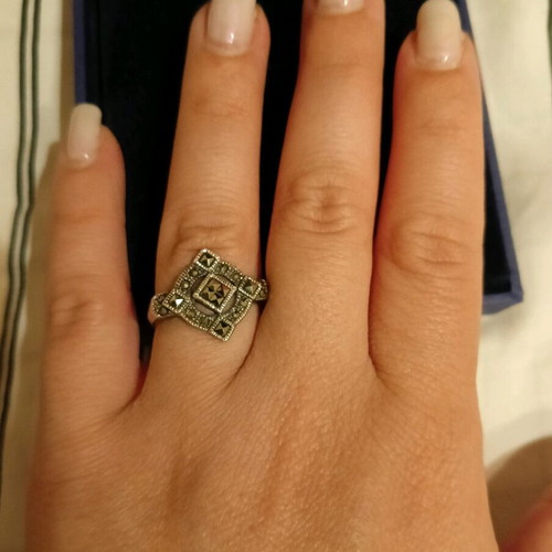 Silver women's ring like new with olive stones