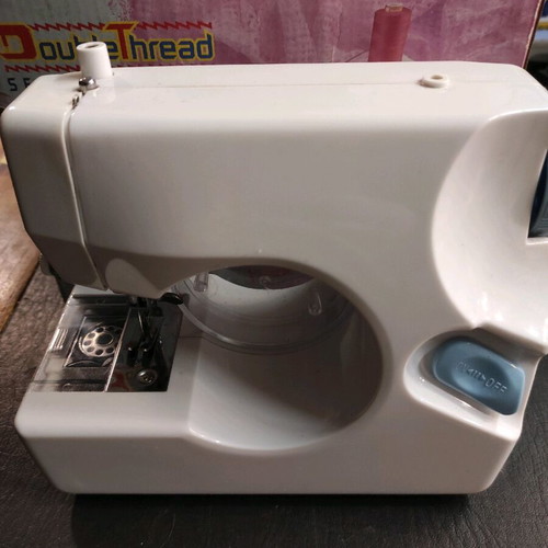 Double Thread sewing machine used with pedal, elegant and lightweight