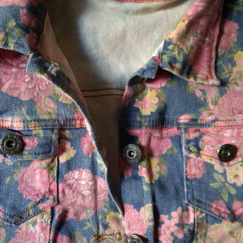 Denim floral vest size M like new, blue and pink