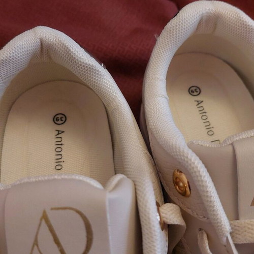 Voi&noi beige athletic shoes like new with gold details