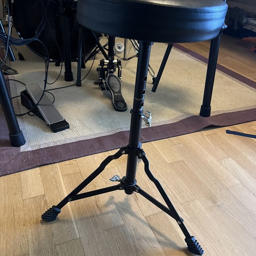 Roland Electronic Drums TD-07 like new with pedal and seat