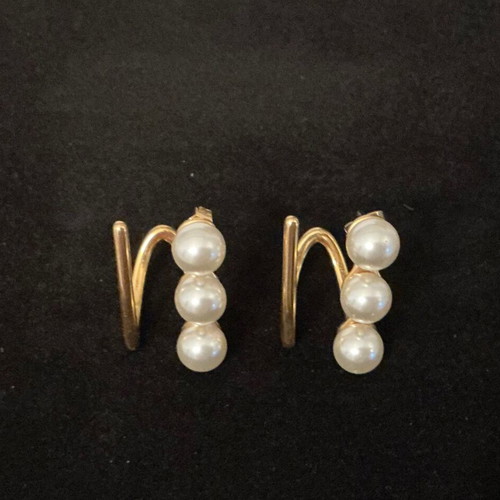 Ear cuffs in gold tone with pearls