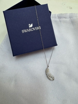 Swarovski necklace like new, white