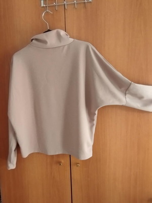 Batwing sleeve blouse beige like new, size M