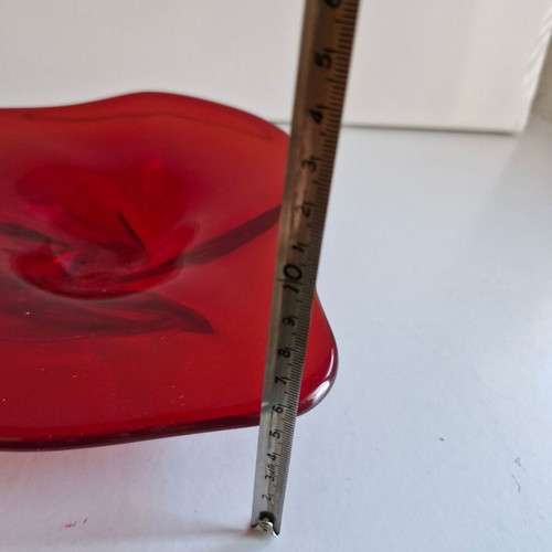 Red glass plate used, asymmetric design