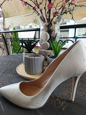 Mourtzi white pumps like new, size 40