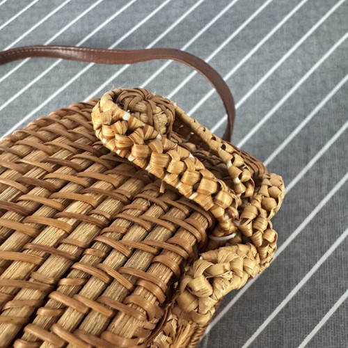 Boho round rattan crossbody bag like new, brown