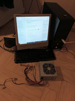 Σταθερός υπολογιστής μεταχειρισμένος με περιφερειακά για μαθητές