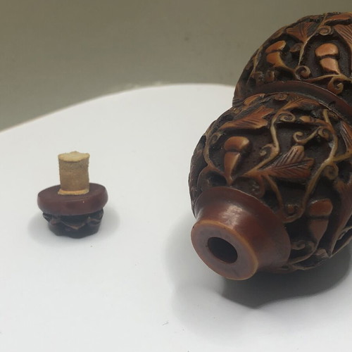 Vintage Chinese gourd shaped snuff bottle used
