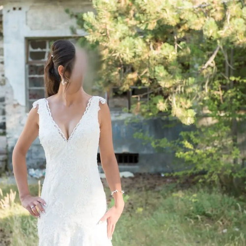 Berta Style Wedding Dress like new, size M, white lace