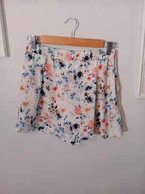 Stradivarius Shorts σαν καινούργιο, μέγεθος S, πολύχρωμα με τσέπες και φερμουάρ