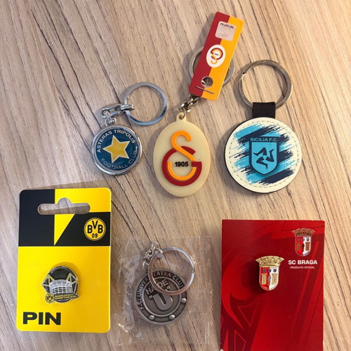 Football club keyrings and pins, pack