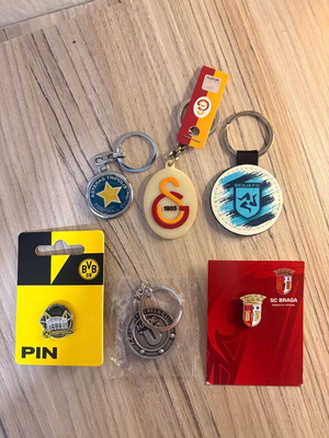 Football club keyrings and pins, pack