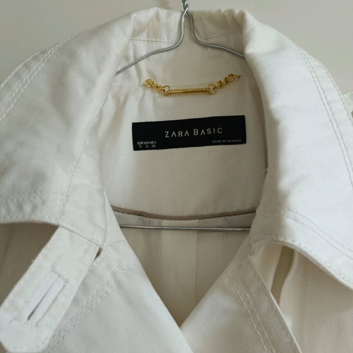 Zara trench coat white new with gold details, size Small