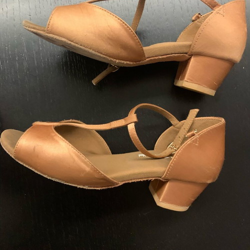 Latin shoes size 34 like new, gold color