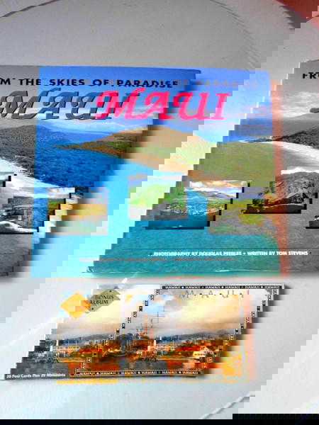 vivlio : From the Skies of Paradise: Maui, selides 112 ke mazi paketo apoteloumeno apo 20 kart postal ke 20 miniatoures, (ola mazi).