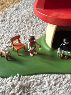 Playmobil μανιταρόσπιτο μεταχειρισμένο με τρεις φιγούρες και σκυλάκι