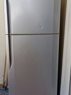Hitachi two-door refrigerator, fully functional