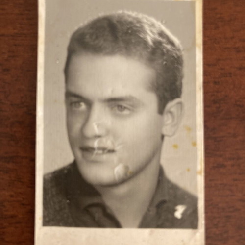 Vintage φωτογραφία ταυτότητας δεκαετίας 1960 με νεαρό άνδρα