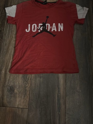 Air Jordan παιδική μπλούζα σε κόκκινο και λευκό, για 7-8 ετών