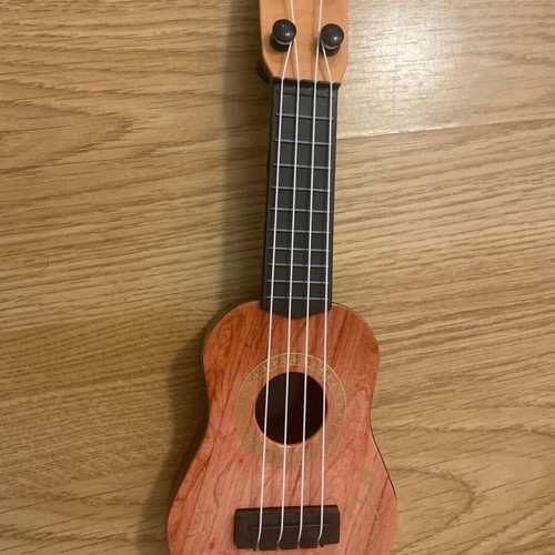 Ukulele decorative like new that plays, excellent condition