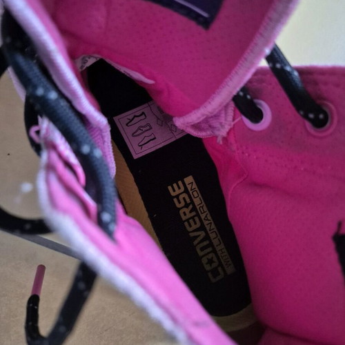 All Star Chuck Taylor pink athletic shoes like new with two types of laces size 37.5