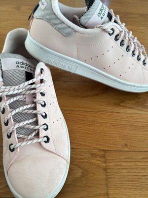 Adidas women's sneakers size 40 like new, pink