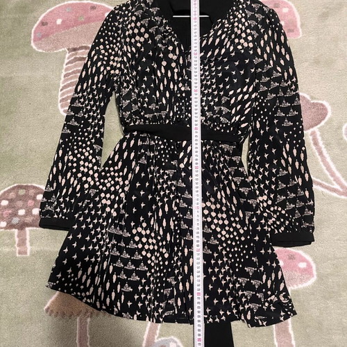 Karla black dress with belt and unique print like new, size L