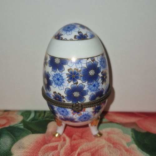 Limoge porcelain decorative egg like new, collectible