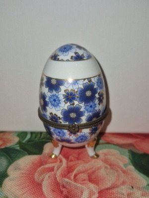 Limoge porcelain decorative egg like new, collectible