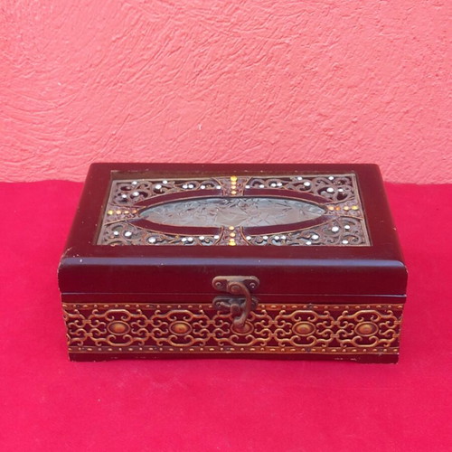 Wooden jewelry box