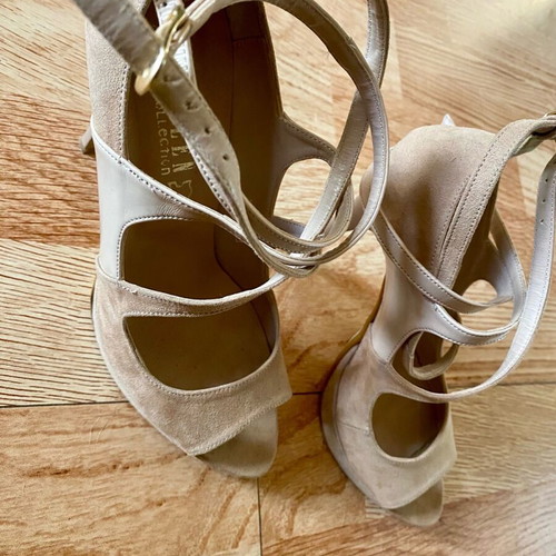 Nude suede and patent leather pumps like new, size 37