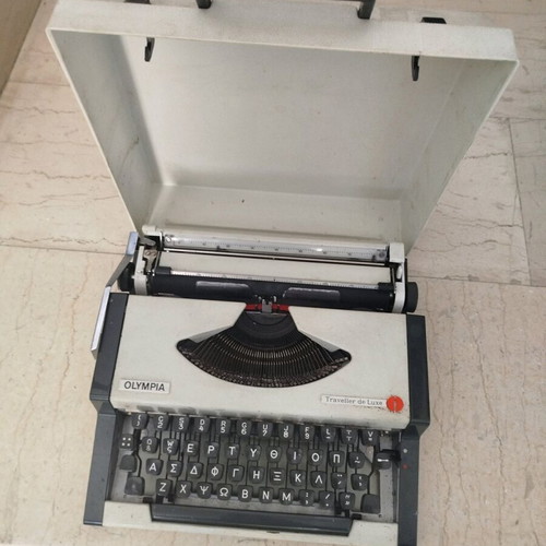 Olympia Traveller de Luxe typewriter used with case