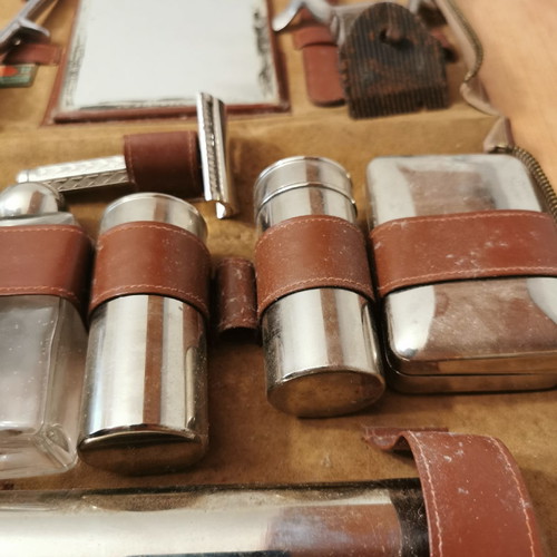 Vintage shaving set used with leather case