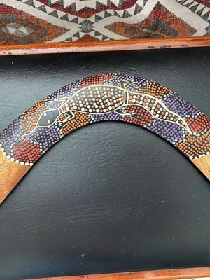 Μπούμερανγκ ξύλινο διακοσμητικό σαν καινούργιο με ζωγραφισμένο σχέδιο σαύρας